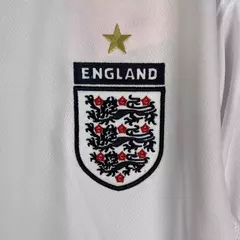 camisa-inglaterra-retrô-branco-branca-torcedor-2006-2007-nike-manga-longa-masculino-masculina-gola-polo-7.webp
