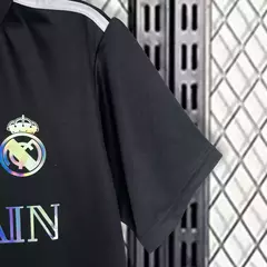 camisa-real-madrid-balmain-paris-24-25-nike-preto-preta-torcedor-refletiva-cr7-cristiano-ronaldo-gola-redonda-3.webp