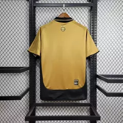 camisa-manchester-united-retrô-dupla-face-2001-2002-branco-branca-amarelo-dourado-dourada-torcedor-umbro-vodafone-gola-polo-3.jpeg
