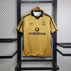 camisa-manchester-united-retrô-dupla-face-2001-2002-branco-branca-amarelo-dourado-dourada-torcedor-umbro-vodafone-gola-polo-6.jpeg