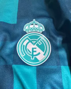 camisa-real-madrid-retrô-manga-longa-verde-torcedor-cr7-cristiano-ronaldo-adidas-2017-2018-campeão-fly-emirates-gola-redonda-6.webp