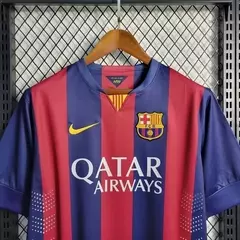 camisa-barcelona-retrô-ii-2014-2015-torcedor-masculina-nike-qatar-airways-messi-neymar-azul-vermelho-listrada-original-gola-v-2.webp