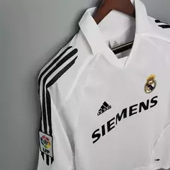 camisa-real-madrid-home-retrô-torcedor-branco-branca-2005-2006-siemens-adidas-ronaldo-cristiano-gola-polo-3.webp