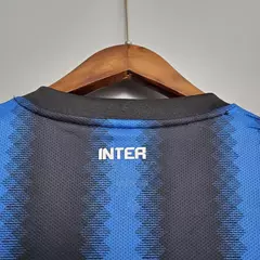 camisa-inter-milão-retrô-listrada-azul-preto-preta-away-torcedor-2010-2011-champions-league-itália-irelli-nike-adriano-imperador-gola-redonda-4.webp