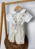 Conjunto Bata ou Body Charles Branca Minha Primeira Páscoa Bosque Cenourinha Coelho Bordado e Jardineira Macacão Charles Bege Páscoa Bosque Cenourinhas e Coelho Bordado Índigo Trend
