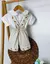 Conjunto Bata ou Body Charles Branca Minha Primeira Páscoa Bosque Cenourinha Coelho Bordado Jardineira Macacão Charles Bege Páscoa Bosque Cenourinhas e Coelho Bordado e Boina Bege Orelhas Coelho Páscoa Índigo Trend - Índigo Trend