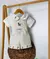 Conjunto Bata ou Body Charles Branca Minha Primeira Páscoa Bosque Cenourinha Coelho Bordado Jardineira Macacão Charles Bege Páscoa Bosque Cenourinhas e Coelho Bordado e Boina Bege Orelhas Coelho Páscoa Índigo Trend - Índigo Trend