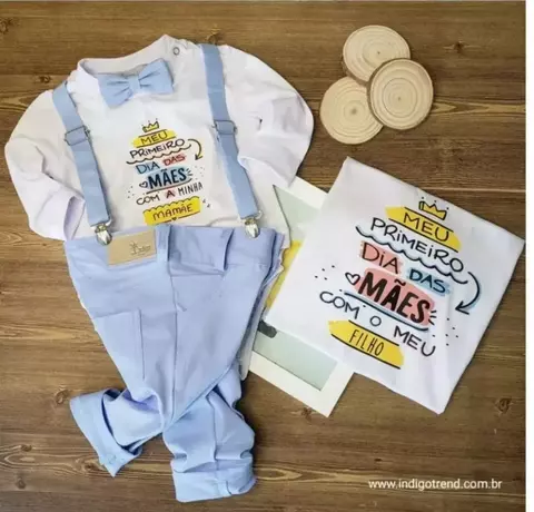 Kit Família Mãe e Filhos Camiseta T-Shirt Branca Baby Look Primeiro Dia das Mães com Meu Filho Camiseta ou Body T-Shirt Branca Meu Primeiro Dia das Mães com Gravata Suspensório e Calça Casual Azul Bebê Índigo Trend