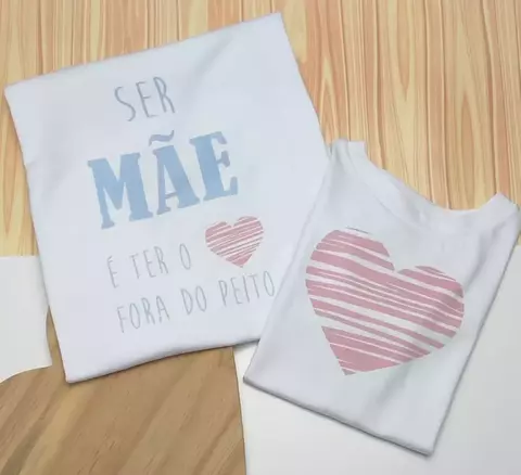 Kit Mãe e Filha Camiseta T-Shirt Branca Baby Look Mãe Coração Fora do Corpo Rosa e Azul e Camiseta ou Body T-Shirt Branca Coração Fora do Peito Rosa Índigo Trend