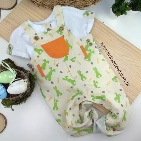 Conjunto Bata ou Body Branca e Jardineira Coelho Colors Verde Índigo Trend