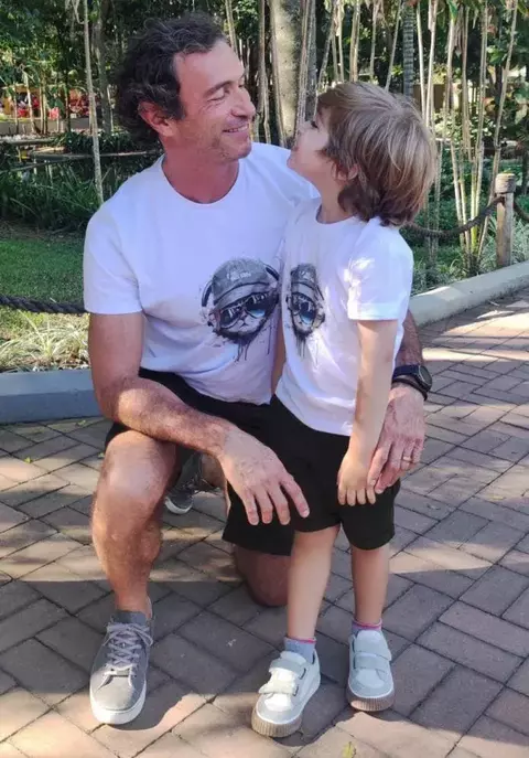 Kit Pai e Filho Camiseta ou Body T-Shirt Branca Gato e Bermuda Preta Esporte Fino Índigo Trend