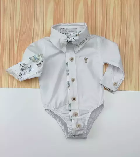 Kit Camisa Social ou Body Branca Com Nome Bordado Personalizado e Gravata Borboleta Urso Brinquedos Aviador Vintage Índigo Trend