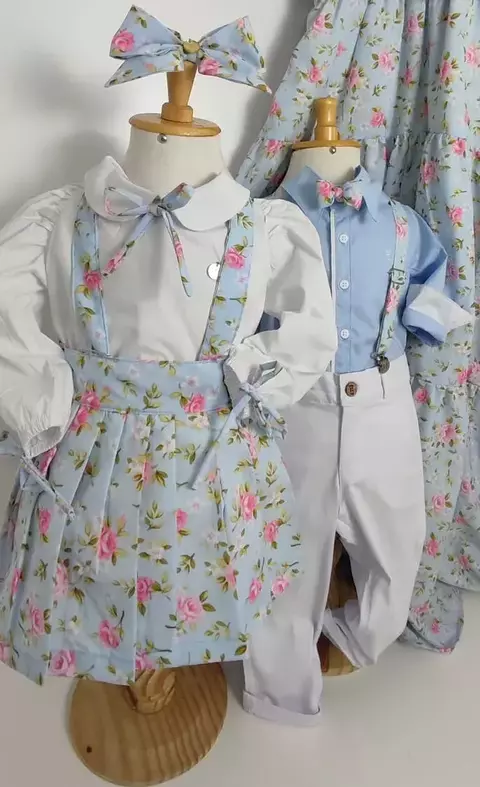Kit Irmãos Bata ou Body Menina Branca Bufante com Laço Catherine Floral Saia de Pregas Jardineira e Laço Catherine Floral e Camisa Social ou Body Azul Bebê Finlândia Lisa Calça Esporte Fino Branca Gravata Borboleta e Suspensório Catherine Floral Índigo Trend