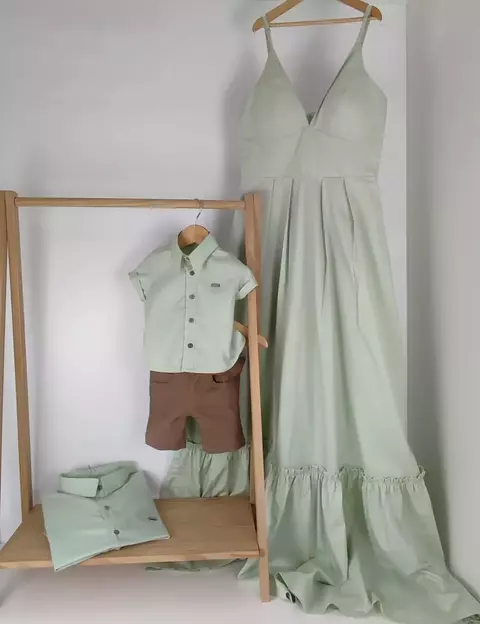 Kit Família Pai Mãe e Filho Vestido Alcinha Charlotte e Camisa Social ou Body Verde Claro Cidreira e Bermuda Casual Caramelo Índigo Trend
