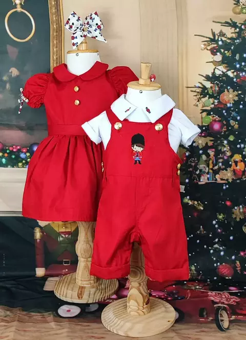 Kit Irmãos Bata ou Body Branca Charles Soldadinho de Chumbo Jardineira Vermelha Soldadinho de Chumbo Botão Dourado Vestido Princesa Com Manga Bufante Vermelho Botões Dourado e Laço Soldadinho de Chumbo Índigo Trend