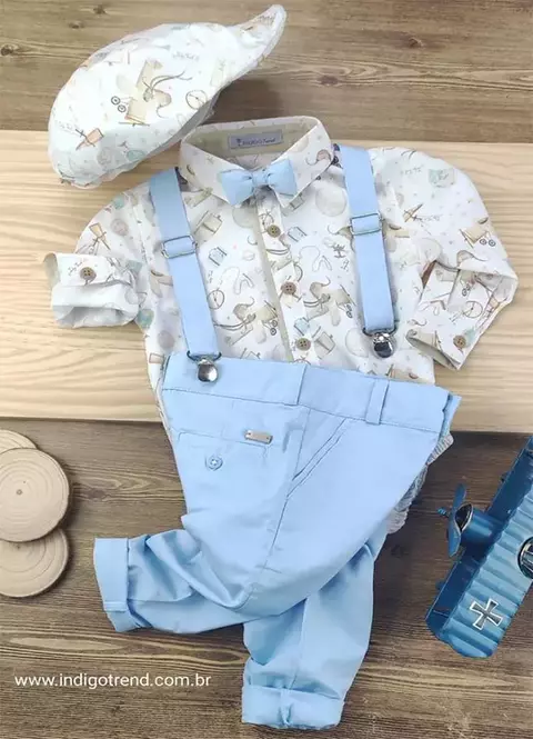 Conjunto Camisa Social ou Body Volta ao Mundo Calça Esporte Fino Gravata Borboleta Suspensório Azul Bebê e Boina Volta ao Mundo Índigo Trend