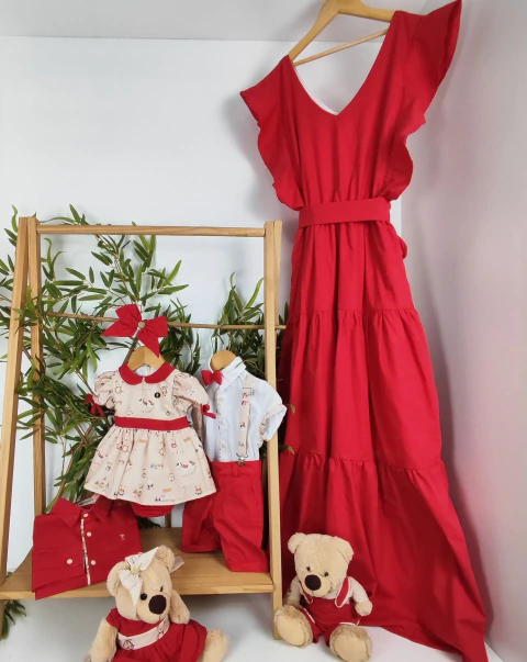 Kit Família Camisa Social ou Body Branca Detalhes Natal Bosque dos Sonhos Bermuda Esporte Fino e Gravata Borboleta Vermelha e Suspensório Natal Bosque dos Sonhos Vestido Princesa Com Manga Bufante Natal Bosque dos Sonhos e Laço Vermelho Camisa Social Vermelha Detalhes Natal Bosque dos Sonhos Vestido Adulto Rainha Vermelho Índigo Trend