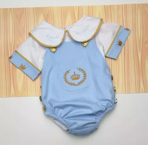 Conjunto Bata ou Body Gola Branca Detalhes Dourado e Azul Bebê e Macacão Romper Azul Bebê Príncipe Reinado Realeza Coroa Dourada Índigo Trend