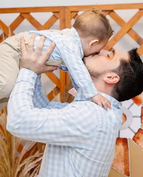 Kit Pai e Filho Camisa Social ou Body Azul Bebê Xadrez Vietnã e Jardineira Bege Botão Bege Índigo Trend