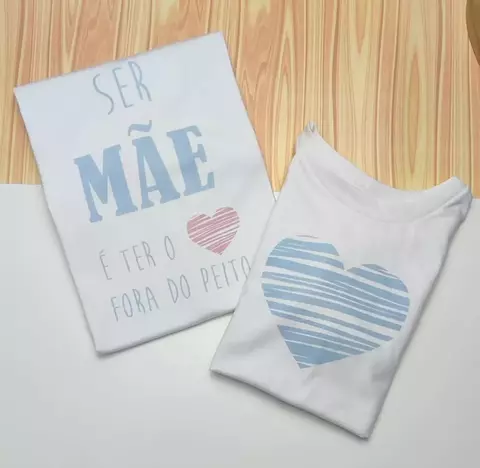 Kit Mãe e Filho Camiseta T-Shirt Branca Baby Look Mãe Coração Fora do Corpo Rosa e Azul e Camiseta ou Body T-Shirt Branca Coração Fora do Peito Azul Índigo Trend