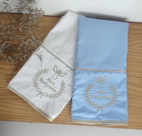 Kit 2 Toalhas Azul Bebê e Branca Batizado João Batista Bordado Índigo Trend