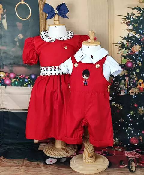 Kit Irmãos Bata ou Body Branca Charles Soldadinho de Chumbo Jardineira Vermelha Soldadinho de Chumbo Botão Dourado Vestido Princesa Com Manga Bufante Vermelho Botões Dourado Soldadinho de Chumbo e Laço Azul Marinho Índigo Trend