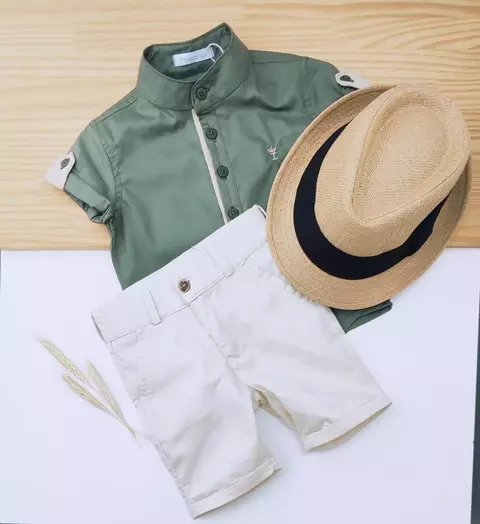 Conjunto Bata ou Body Gola Padre Verde Oliva e Bermuda Esporte Fino Bege e Chapéu Panamá Caramelo Índigo Trend