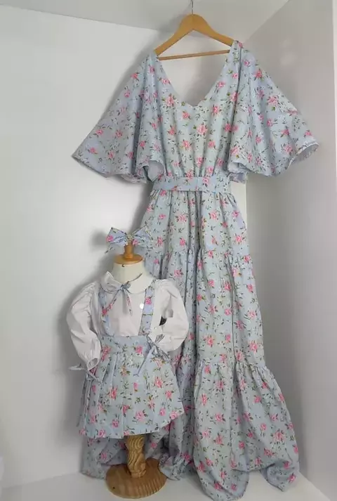 Kit Mãe e Filha Bata ou Body Menina Branca Bufante com Laço Catherine Floral Saia de Pregas Jardineira e Laço Catherine Floral e Vestido Adulto Rainha Catherine Floral Índigo Trend