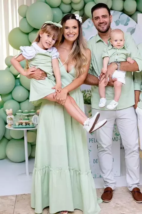 Kit Família Pai Mãe Filho e Filha Vestido Alcinha Charlotte Vestido Trapézio e Laço Verde Claro Cidreira Bata ou Body Menina Branca e Camisa Social ou Body Verde Claro Cidreira Bermuda e Calça Branca Esporte Fino Índigo Trend - comprar online