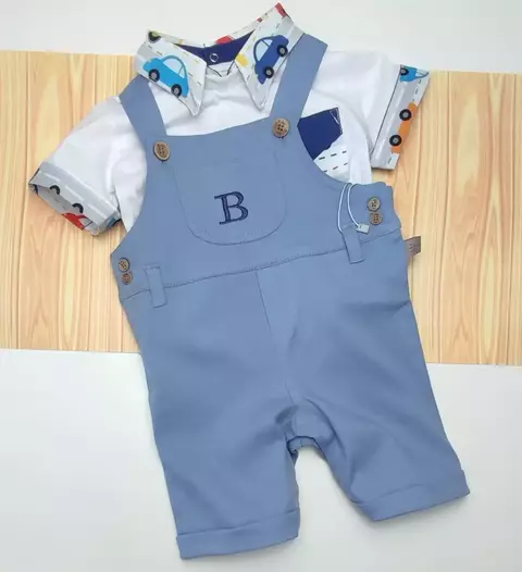 Conjunto Camiseta ou Body T-Shirt 2 em 1 Summer Branca Carrinhos e Jardineira Denim Claro Personalizada com a Inicial do Nome Bordado Índigo Trend
