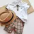Conjunto Camisa Polo ou Body Branca Burb Bermuda Esporte Fino Xadrez Veneza Burb e Chapéu Panamá Caramelo Índigo Trend