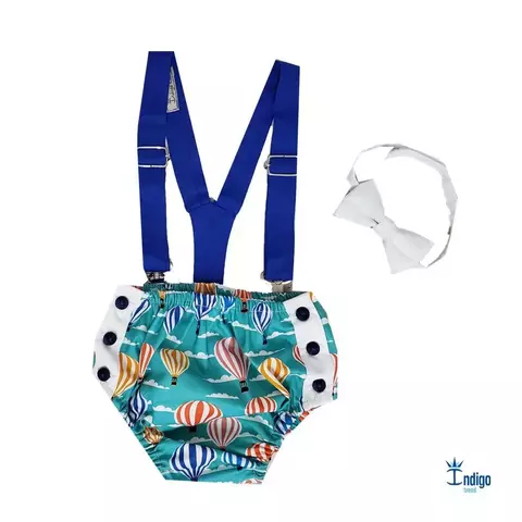 Kit Tapa Fraldas Smash The Cake Capadócia Balões Gravata Borboleta Branca e Suspensório Azul Royal Índigo Trend