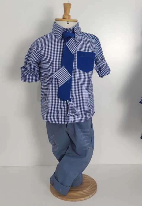 Conjunto Camisa Social ou Body Azul Xadrez Londres Bolso Calça Denim Claro Destroyed Rasgadinha Festa Junina e Gravata Tradicional Azul Royal Londres Índigo Trend