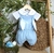 Conjunto Bata ou Body Branco e Azul Bordado Macacão Romper Ninho Coelho Páscoa e Boina Azul Bebê Índigo Trend