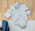 Camisa Social ou Body Branca Alemanha Nome Bordado Personalizado Adulto Infantil Bebê Índigo Trend