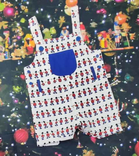 Jardineira Branca com Detalhes Azul Temática Soldadinho de Chumbo Natal Infantil Bebê Índigo Trend