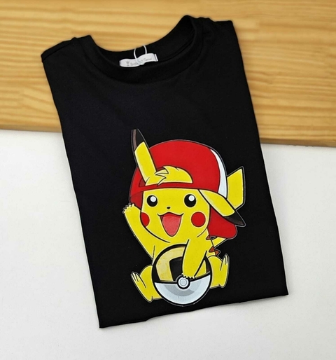 Camiseta ou Body T-Shirt Preta Pikachu Pokémon Boné Adulto Infantil Bebê Índigo Trend