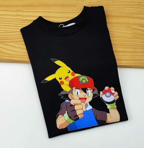Camiseta ou Body T-Shirt Preta Pikachu e Ash Pokémon Adulto Infantil Bebê Índigo Trend