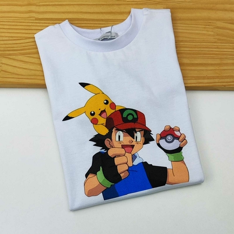 Camiseta ou Body T-Shirt Branca Pikachu e Ash Pokémon Adulto Infantil Bebê Índigo Trend