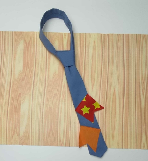 Gravata Tradicional Denim Claro Laranja e Estrelas Festa Junina Adulto Infantil Bebê Índigo Trend
