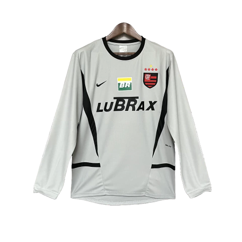 Camisa de goleiro do Flamengo, modelo 2002/03, manga longa, na cor cinza, com detalhes em preto e logos da Nike e patrocinadores.