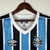 Camisa Grêmio Casa 23/24 - Versão Torcedora Feminina - Umbro - Azul com detalhes Listrados em Branco e Preto - PW Sports - Loja de Artigos Esportivos