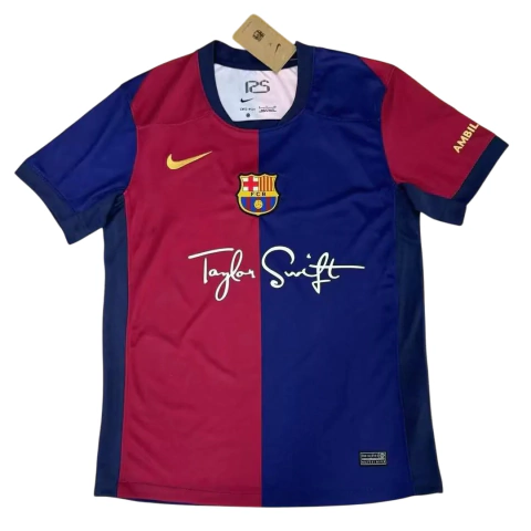 Foto da Camisa do Barcelona Home 24/25 com o nome da cantora Taylor Swift estampado no peito