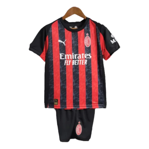 Kit Infantil AC Milan Home 2025/26 - Versão Torcedor Unissex - Puma - Camisa Vermelha e Preta com Shorts Preto - comprar online