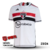 Camisa branca do São Paulo, versão torcedor masculino, com detalhes em vermelho e preto, patrocinada pela Sportsbet.io.