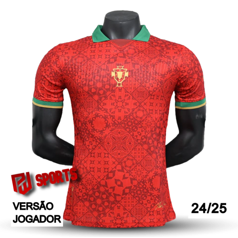 Camisa masculina da seleção de Portugal, edição especial CR7 "The Siu" 2024/25, vermelha com detalhes em verde e padrão decorativo.