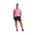 mujer usando calza biker negra y camiseta rosa de Under Armour