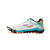 Botines Joma Invicto para hombre, en color blanco con detalles en azul y naranja, ideales para fútbol sala.