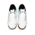 Botines Joma Invicto para hombre, color blanco y detalles en azul y naranja, con cordones blancos.