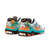 Botines Joma Invicto para hombre, mostrando la parte trasera con un diseño colorido en tonos blancos, naranjas y azules.